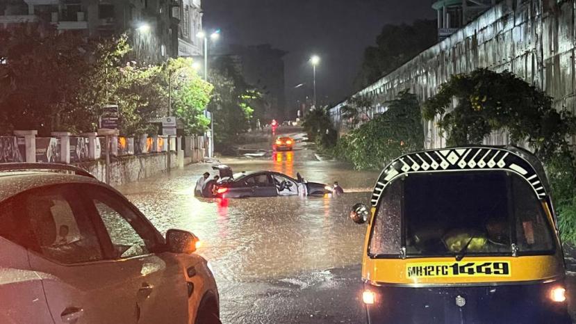 पाऊस सुरू झाल्यानंतर काही वेळांतच रस्त्यांवर पाण्याचे लोट वाहू लागले. तासाभरात शहरातील जवळपास सर्व रस्ते पाण्याखाली गेले.