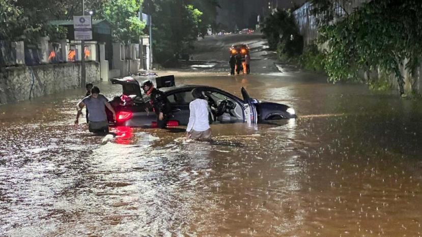 संपूर्ण रस्ता जलमय झाला असल्याने एक मोटार पाण्यातच अडकून होती.