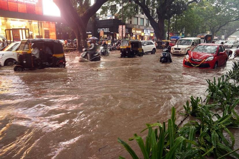 या रस्त्यावरून वाहनधारकांना वाहन चालवणे कठीण झाले होते.
