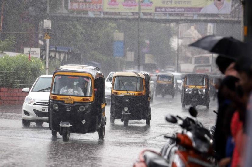 तर अनेकांनी रस्त्याच्या कडेला आडोशाला उभे राहणे पसंत केले.