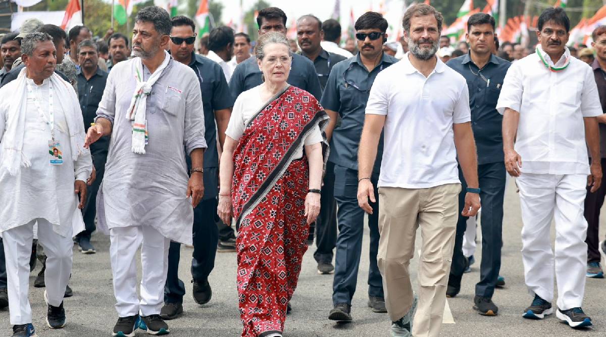 काही वेळ गेल्यावर जक्कनहल्ली ते चौदेनहल्ली या एक किलोमीटर प्रवासात सोनिया गांधींनी पुन्हा सहभाग नोंदवला. त्यानंतर सोनिया गांधी दिल्लीला रवाना झाल्या. ( सर्व फोटो - काँग्रेस ट्विटर / पीटीआय )