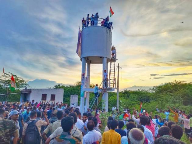 काँग्रेसच्या माजी अध्यक्षांसह कर्नाटकातील कार्यकर्त्यांनी टाकीवर चढून यात्रेत सहभाग नोंदवला. (फोटो सौजन्य- इंडियन एक्स्प्रेस)