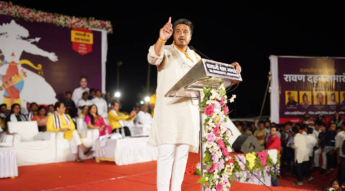 शिवसेनेत बंड झाल्यानंतर एकनाथ शिंदे यांनी भाजपाबरोबर सत्ता स्थापन केली. शिवसेनेत झालेल्या या बंडखोरीचा राष्ट्रवादी संधी म्हणून पाहते का?, यावर आमदार रोहित पवारांनी उत्तर दिलं आहे. ते 'इंडियन एक्सप्रेस'ला दिलेल्या मुलाखतीत बोलत होते.