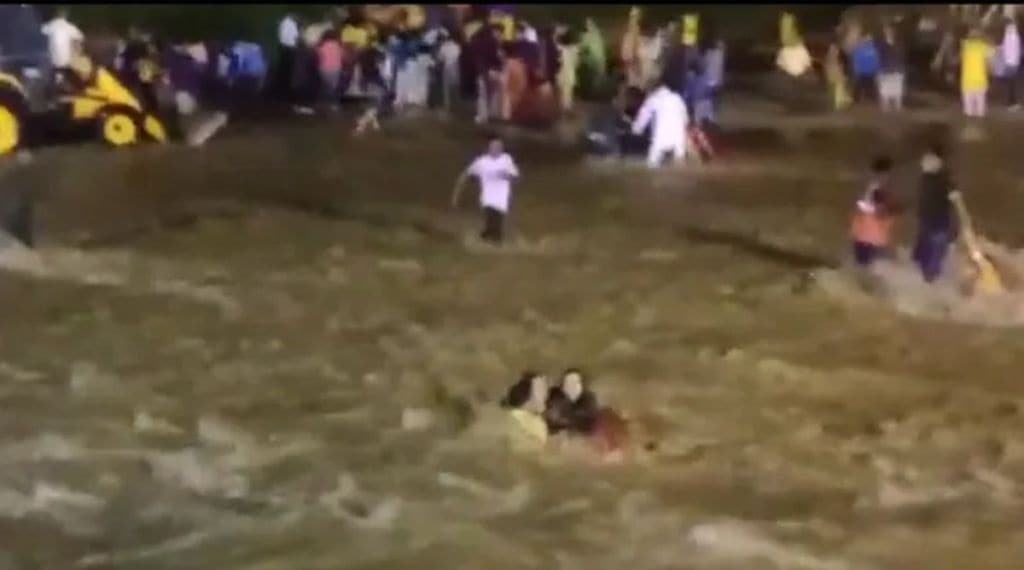 VIDEO: देवीचं विसर्जन करत असताना अचानक नदीला पूर, लोक वाहत जातानाचे भयानक दृश्य कॅमेऱ्यात कैद, सातजणांचा मृत्यू