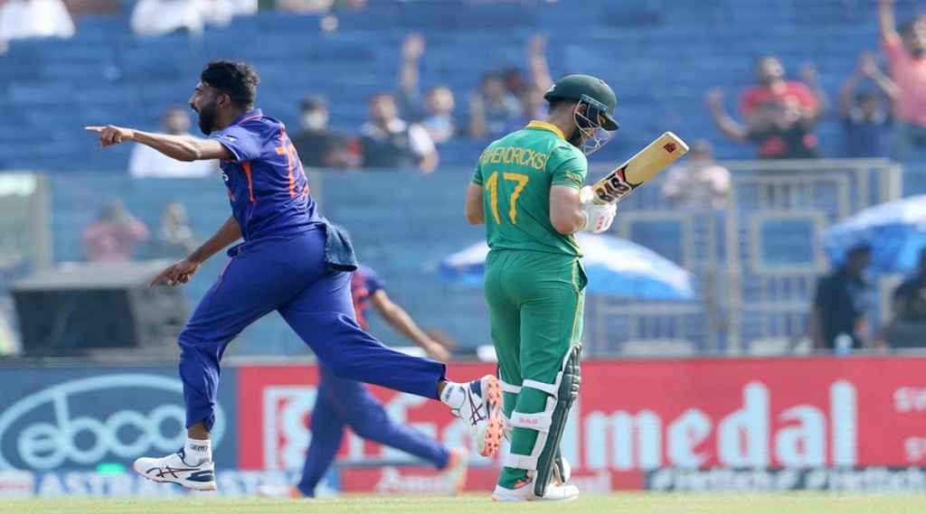 IND vs SA 3rd ODI: African batsmen ineffective against Indian bowling, half team in pavilion