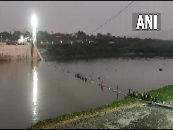 संबंधित जखमींना रुग्णालयात दाखल करण्यात आलं असून त्यांच्यावर उपचार सुरू आहेत. पाच दिवसांपूर्वी या पुलाची डागडुजी करण्यात आली होती.