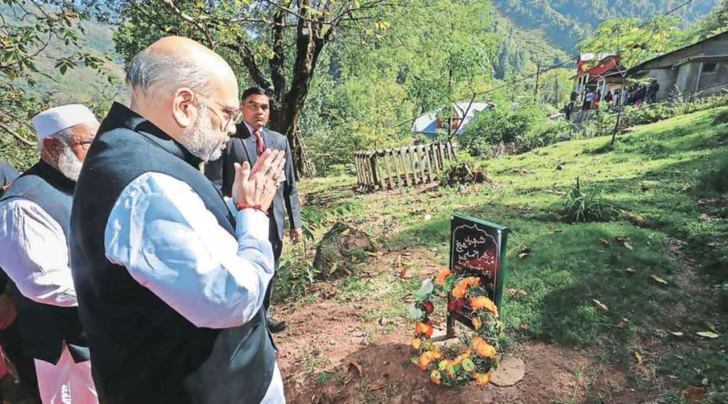 श्रीनगर-बारामुल्ला राष्ट्रीय महामार्गावर दहशतवाद्यांशी झालेल्या चकमकीत शहीद झालेले जम्मू-काश्मीर पोलीस दलातील विशेष पोलीस अधिकारी मुदाशिर शेख यांना केंद्रीय गृहमंत्री अमित शहा यांनी आदरांजली अर्पण केली.