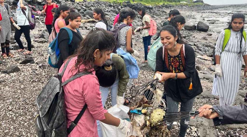 students of veer wajekar arts science and commerce college clean pirwadi beach in uran