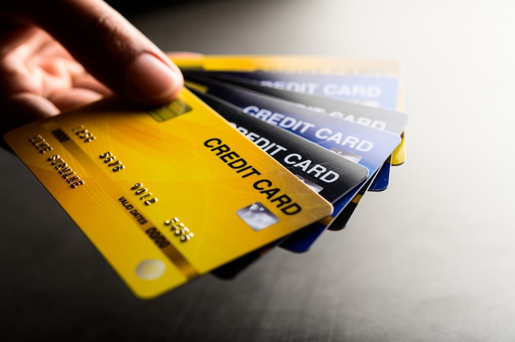 क्रेडिट कार्ड आणि डेबिट कार्ड यूजर्ससाठी, RBI १ ऑक्टोबरपासून कार्ड-ऑन-फाइल टोकनायझेशन (CoF कार्ड टोकनायझेशन) नियम आणत आहे.