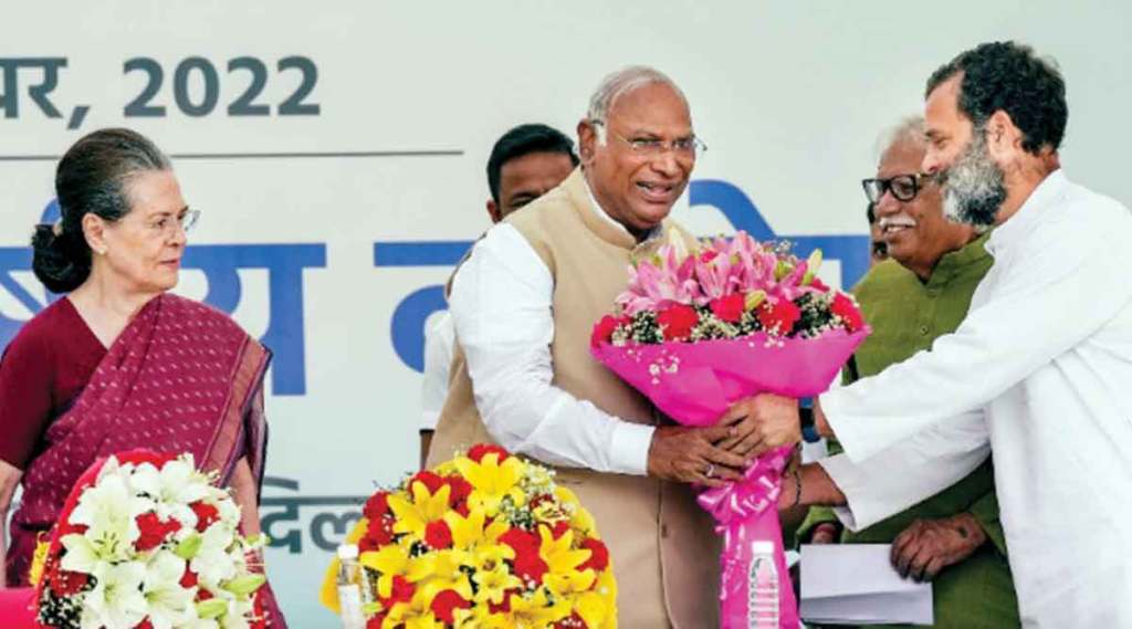 काँग्रेस माजी अध्यक्ष राहुल गांधी यांनी खरगे यांना शुभेच्छा दिल्या.