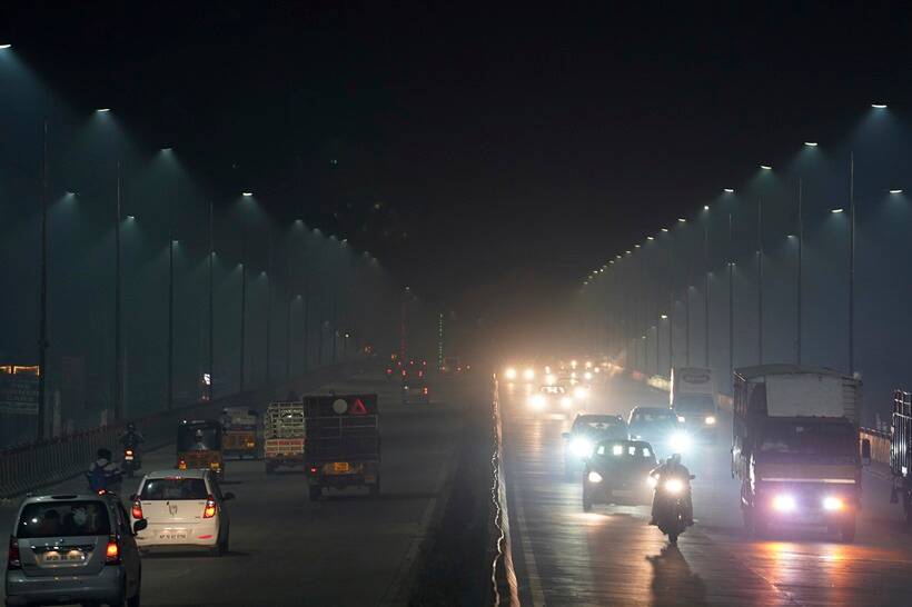 आंध्र प्रदेशच्या काही भागात दृश्यमानता पातळीही कमी नोंदवली गेली. हैदराबादमधील उड्डाणपुलाला अशाप्रकारे धुरानं वेढलं होतं.(फोटो सौजन्य-एपी फोटो)