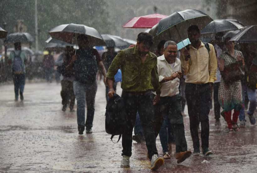 मुंबईत आज दमदार पावसाने हजेरी लावली.(फोटो-गणेश शिरसेकर)
