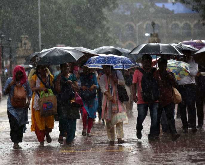 यामुळे चाकरमान्यांची चांगलीच तारांबळ उडाली.