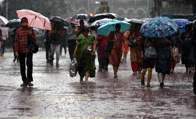 अनेकजण भिजतच मार्गक्रमण करत होते, कारण पाऊस लवकर थांबण्याची कुठलीही शक्यता दिसत नव्हती.
