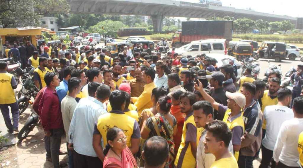  पोलीस ठाण्याच्या आवारात कर्मचाऱ्यांनी एकत्र येत घोषणाबाजी केली