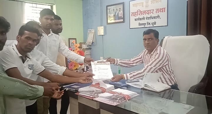 рддрд╣рд╕реАрд▓рджрд╛рд░ рдЖрдмрд╛ рдорд╣рд╛рдЬрди рдпрд╛рдВрдЪреНрдпрд╛рдХрдбреЗ рдирд┐рд╡реЗрджрди рджреЗрд▓рд╛рдирд╛ рдирд╛рд╢рд┐рдХ рд╡рд┐рднрд╛рдЧ рдмрд┐рд░рд╕рд╛ рдлрд╛рдпрдЯрд░реНрд╕рдЪреЗ рдЕрдзреНрдпрдХреНрд╖ рд╡рд┐рд▓рд╛рд╕ рдкрд╛рд╡рд░рд╛, рдореБрдХреЗрд╢ рдкрд╛рд╡рд░рд╛, рд╕реБрд░рд╕рд┐рдВрдЧ рдкрд╛рд╡рд░рд╛, рджреЗрд╡рд╛ рдкрд╛рд╡рд░рд╛, рд╕реБрдиреАрд▓ рдкрд╛рд╡рд░рд╛ рдЖрджреА рдЙрдкрд╕реНрдерд┐рдд рд╣реЛрддреЗ.