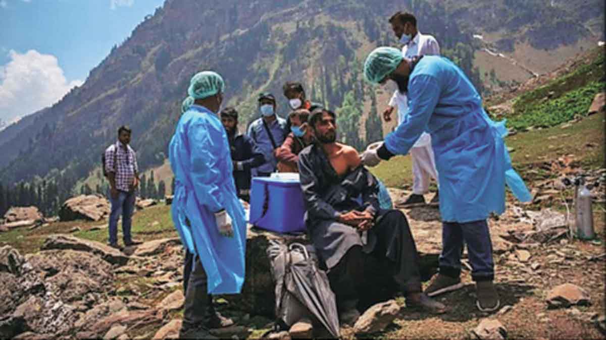 आरोग्यसेवक काश्मीरच्या डोंगराळ भागात जाऊन एका मेंढपाळाला करोनाची लस देत असतानाचे सना मट्टू यांनी १० जून २०२१ रोजी काढलेले पुलित्झर पुरस्कारप्राप्त छायाचित्र.