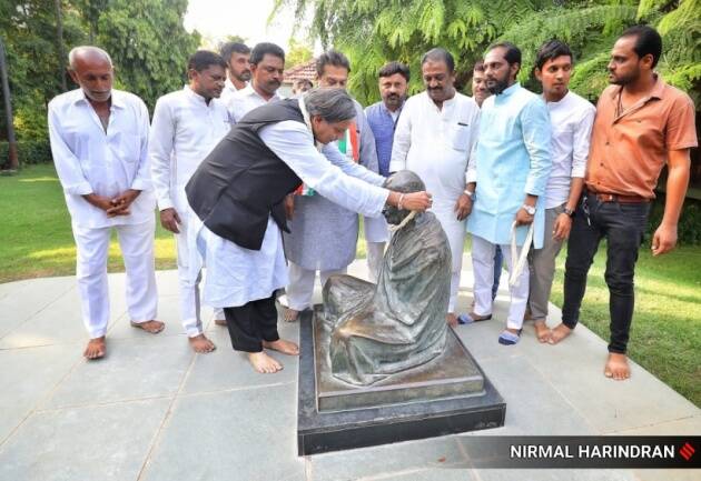 शशी थरुर यांनी साबरमती आश्रमात राष्ट्रपिता महात्मा गांधींना अभिवादन केले.(फोटो सौजन्य-निर्मल हरिंद्रन, एक्स्प्रेस)