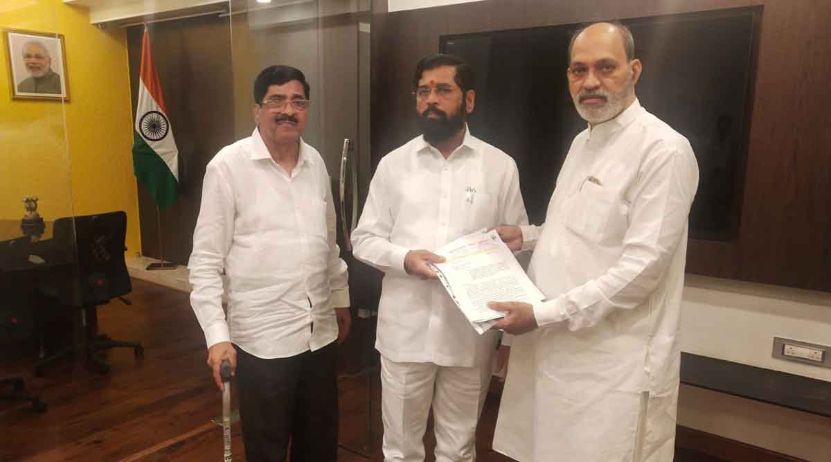 ठाणे महापालिकेतील मान्यताप्राप्त मुनिसिपल लेबर युनियनचे अध्यक्ष रवी राव आणि उपाध्यक्ष मोहन तिवारी यांनी गुरुवारी सायंकाळी वर्षा निवासस्थानी मुख्यमंत्री एकनाथ शिंदे यांची भेट घेऊन ठाणे महापालिका कर्मचाऱ्यांना सानुग्रह अनुदान मिळणेबाबत चर्चा केली.