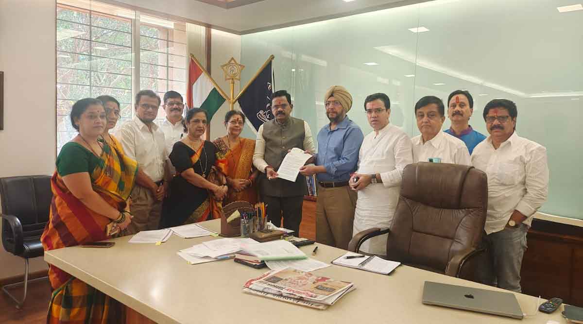 शिवसेना (उद्धव बाळासाहेब ठाकरे) पक्षाच्या ठाणे जिल्हा पदाधिकाऱ्यांनी गुरुवारी ठाण्याचे पोलीस आयुक्त जयजीत सिंग यांची भेट घेऊन त्यांना निवेदन दिले.