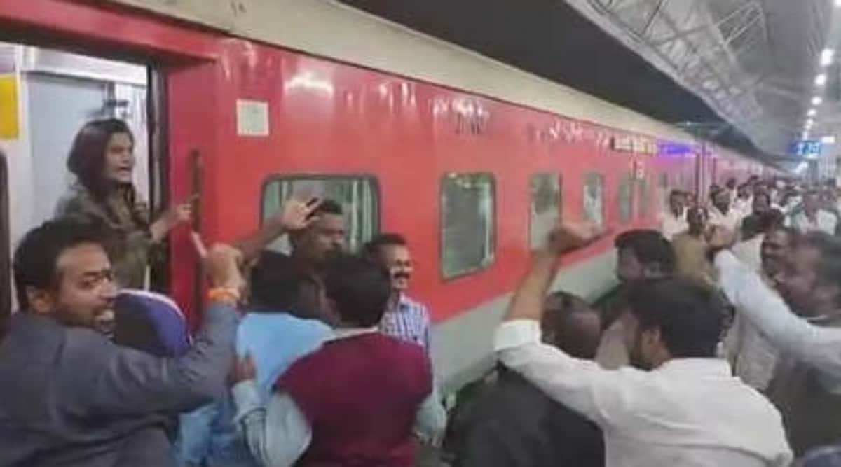 Vinayak Raut and Nitin Deshmukh file charges for called-gaddar to MP Bhavna Gawali at Akola railway station