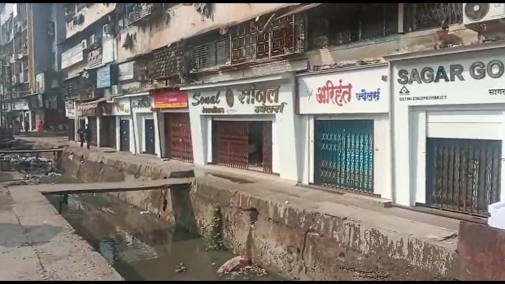 shops and rickshaw services closed in Mumbra against jitendra awhad`s FIR