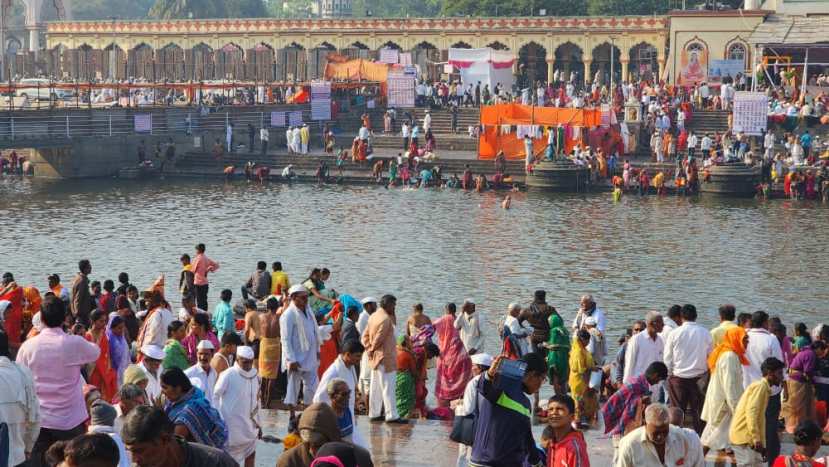 संजीवन सोहळ्यासाठी महाराष्ट्राच्या कानाकोपऱ्यातून वारकरी आळंदीत दाखल झाले होते.