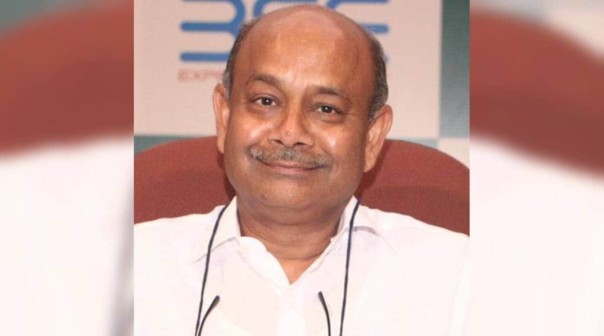 या यादीत तिसऱ्या स्थानावर डीमार्टचे मालक राधाकृष्ण दमानी आहेत. त्यांची एकूण संपत्ती २२२,९०८.६६ कोटी रुपये एवढी आहे. त्यांनी २००२ साली डीमार्टची सुरूवात केली होती. आज देशभरात २७१ डीमार्ट स्टोअर आहेत.