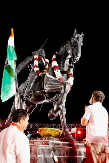 राहुल गांधींनी छ्त्रपती शिवाजीमहाराजांना आदरांजली वाहिली. यावेळी सभेत गांधी यांनी आपल्या भाषणाची सुरुवात 'छत्रपती शिवाजी महाराज की जय'… ही घोषणा देऊन केली.