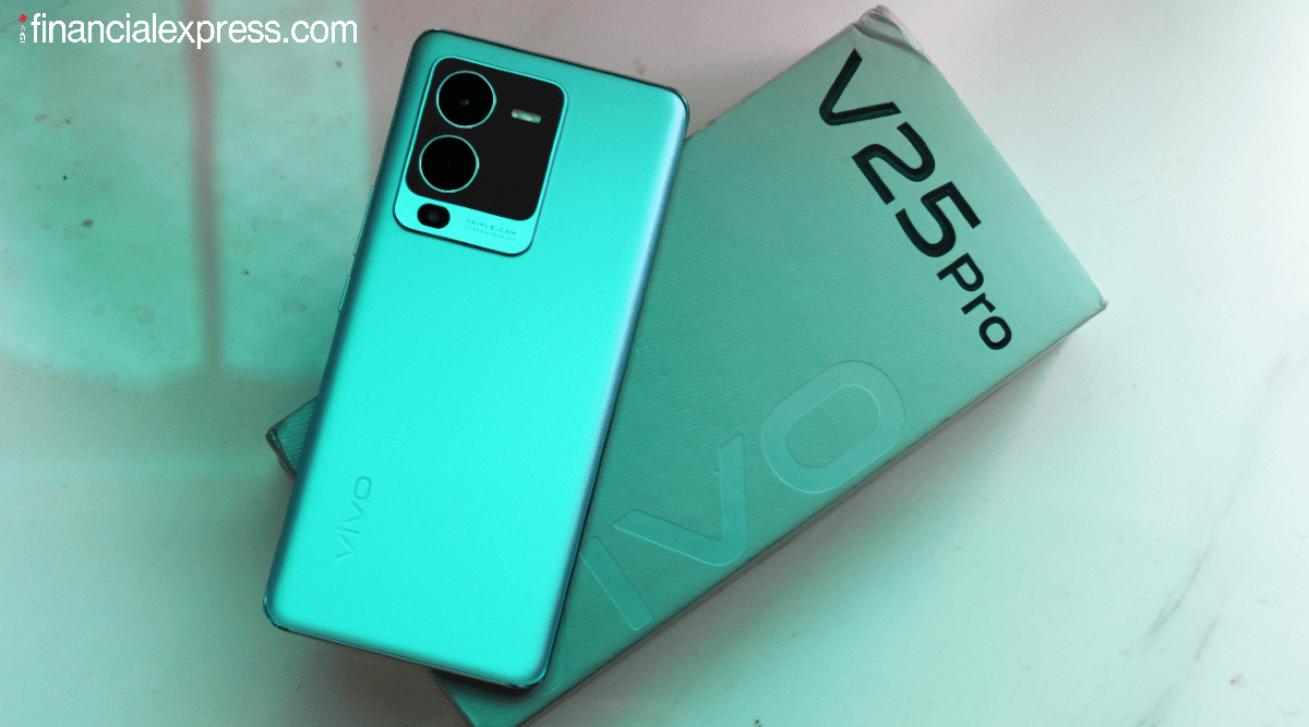 Vivo V25 Pro ३५,९९९ रुपयांना सूचीबद्ध आहे. यावर अनेक ऑफर्स देण्यात आल्या आहेत, ज्याचा अर्ज करून फोन अगदी कमी किंमतीत खरेदी करता येईल.