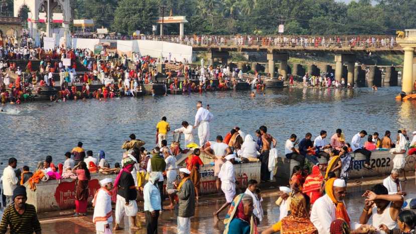 इंद्रायणी घाट वैष्णवांच्या मेळ्याने फुलून गेला होता. 