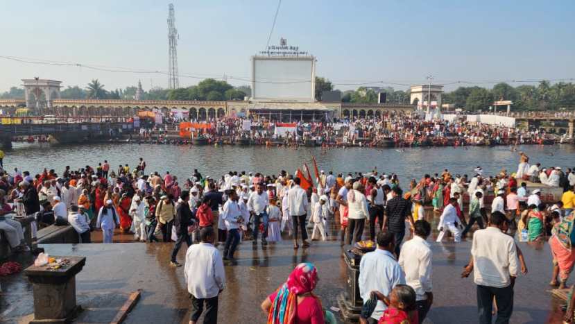 अवघ्या देशाचा पोशिंदा असलेला शेतकरी हाच खरा वारकरी असून त्याची शेती सुजलाम सुफलाम होवो अशी अपेक्षा देखील वारकऱ्यांनी व्यक्त केली आहे.