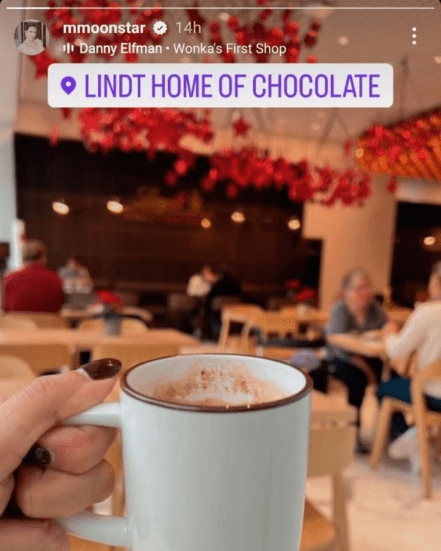 या फोटोवर तिने 'एका दिवसामध्ये मी किती कप हॉट चॉकलेट पिऊ शकते हे शोधून काढूया', असे कॅप्शन दिले आहे. (सर्व फोटो - munmun dutta/ instagram)