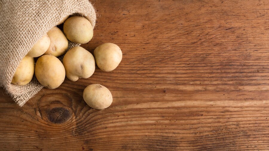 त्वचेचा रंग उजळण्यासाठी बटाट्यातील घटक पोषक असल्याचे म्हटलं जातं. बटाट्याचे काप तुम्ही थेट अंडरआर्म्सवर रगडू शकता किंवा बटाट्याचा रसही वापरू शकता. बटाटा सोलल्यानंतर तो तुमच्या अंडरआर्ममध्ये घासून घ्या आणि काही वेळाने तो चांगला धुवा, त्यामुळे वास निघून जाईल.