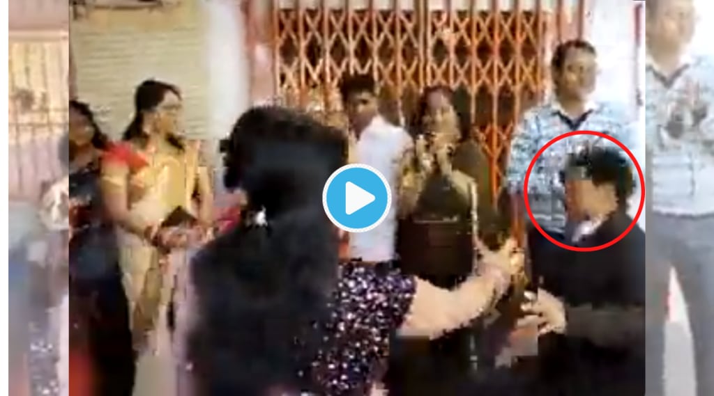 Video: लग्नाच्या वरातीत नाचताना ‘तो’ खाली कोसळला; बायको उचलायला गेली तर अवघ्या ५ सेकंदात…