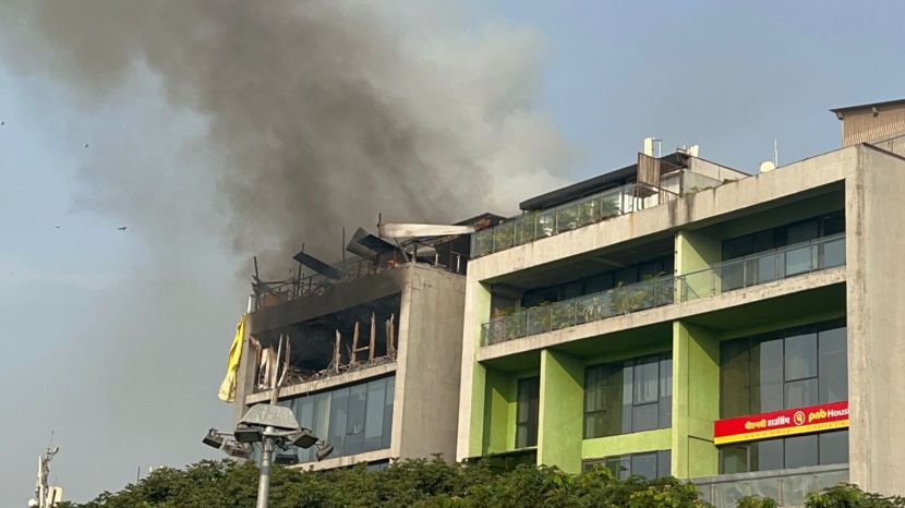 पुण्यातील लुल्लानगर परिसरातील मार्वल व्हिस्टा इमारतीतील सातव्या मजल्यावरील हॉटेलला आज(मंगळवार) सकाळी भीषण आग लागली.(सर्व फोटो- अरुल होराएझन)