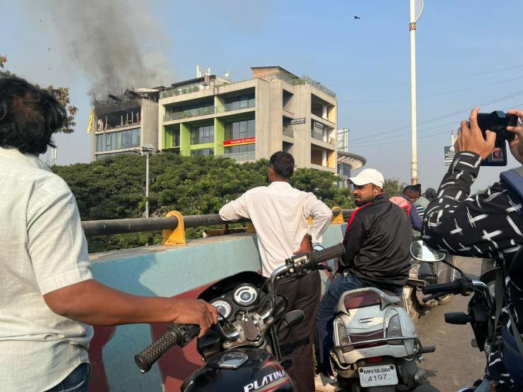 या हॉटेलमध्ये सकाळी साधारण आठ वाजता अचानक आग लागली.