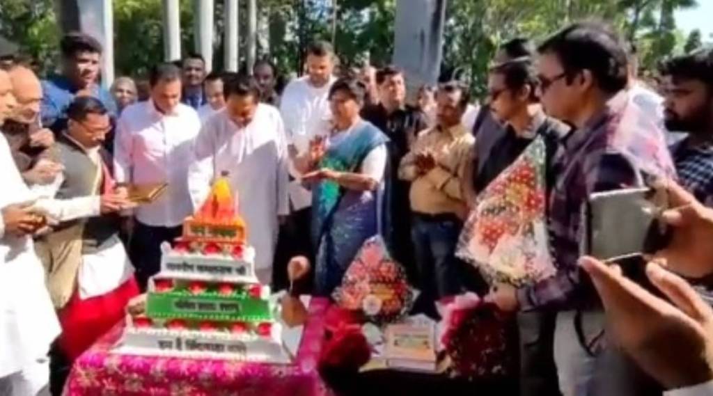 Kamalnath cuts temple shaped cake