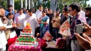 Kamalnath cuts temple shaped cake