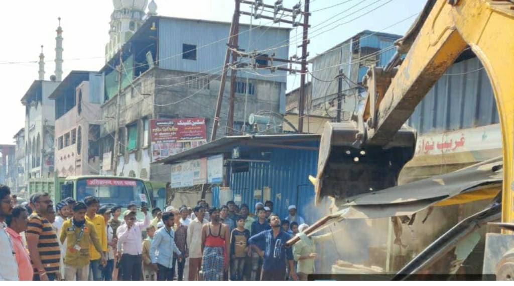 In malegaon municipal corporation hammer on encroachment to clear traffic