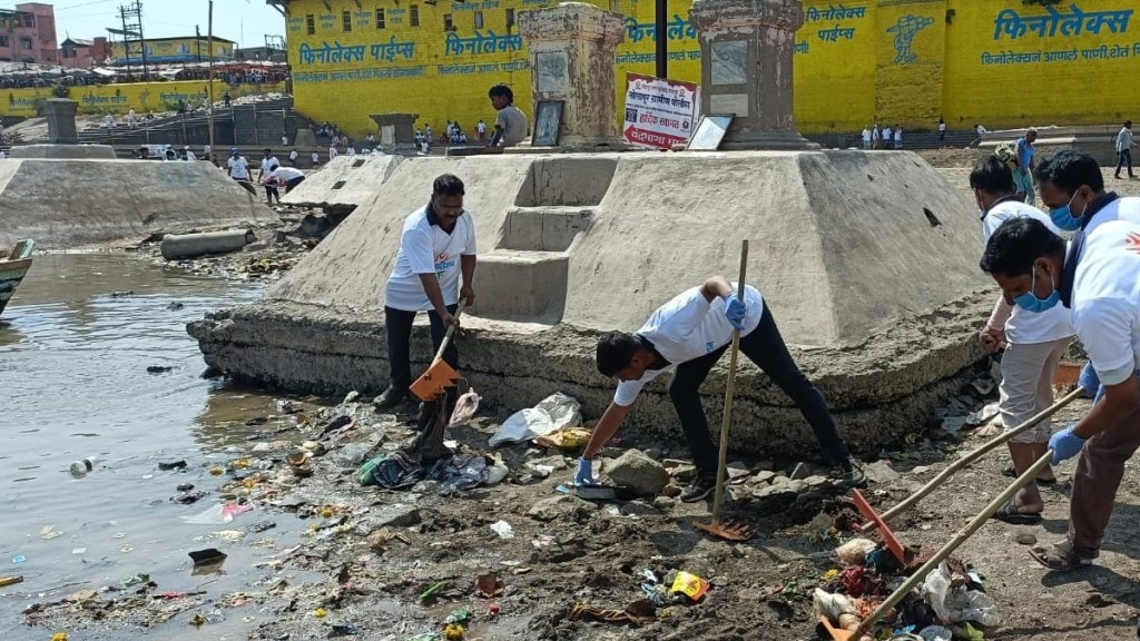 kartiki ekadashi warkari nirdhar foundation sangli clean at pandharpur and chandrbhaga river