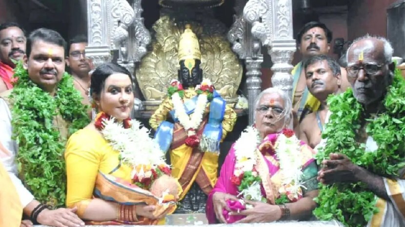 महाराष्ट्राचे आराध्य दैवत विठ्ठल-रुक्मिणीची कार्तिकी वारीनिमित्त शासकीय महापूजा राज्याचे उपमुख्यमंत्री देवेंद्र फडणवीस आणि पत्नी अमृता फडणवीस यांच्या हस्ते पार पडली.
