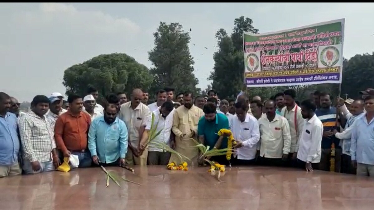 farmer organizations protest about sugar prices shreds placed at yashwantrao chavhan karad
