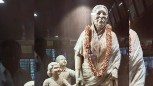 ex-president pratibhatai patil unveiled the statue of sindhutai sapkal pune