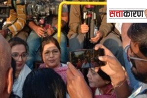 women pradesh congress president traveling in a vehicle during rahul gandhi bharat jojo yatra buldhana