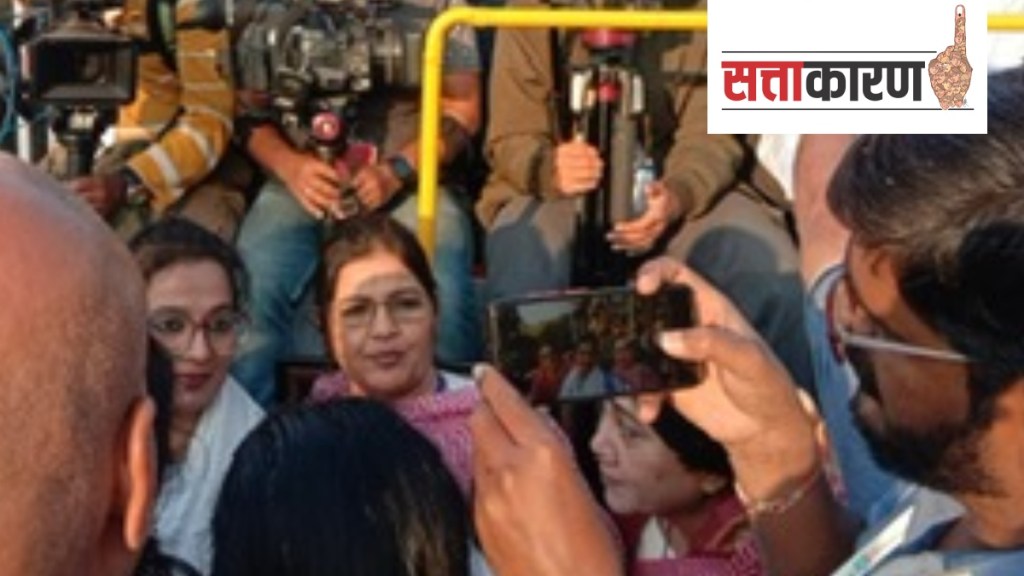 women pradesh congress president traveling in a vehicle during rahul gandhi bharat jojo yatra buldhana
