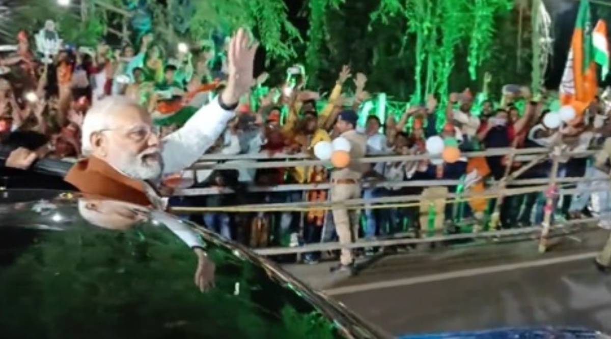 गुजरातच्या वलसाडमध्ये पंतप्रधान नरेंद्र मोदींनी 'रोड शो' केला.(फोटो सौजन्य-भाजपा ट्विटर)