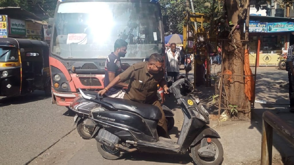 kdmt bus stops congestion of rickshaws bike kdmt bus drivers suffer