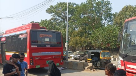 demand for removal of divider in front of govandi shivaji nagar best depo