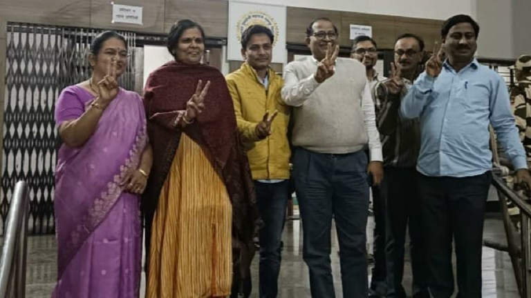 grand alliance shocks teachers group in nagpur university elections winning six seats open category